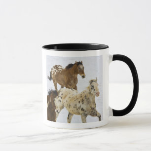 Caneca Montanhas Big Horn, Cavalos correndo na neve