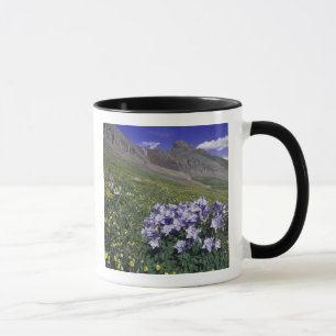 Caneca Montanhas e flores silvestres em prado alpino, Azu