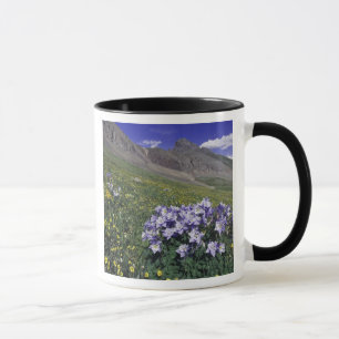 Caneca Montanhas e flores silvestres em prado alpino, Blu