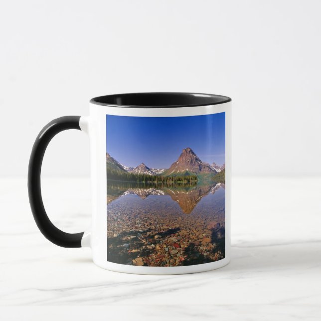 Caneca Montanhas refletem no calmo lago Two Medicine em (Esquerda)