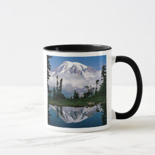 Caneca Monte Rainier refletido em uma lagoa de montanha