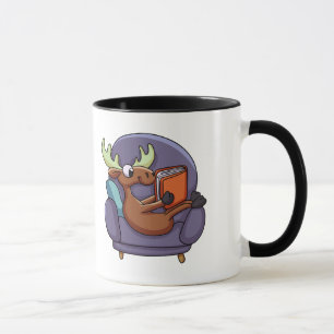 Caneca Moose lendo um livro em um sofá   escolher cor de
