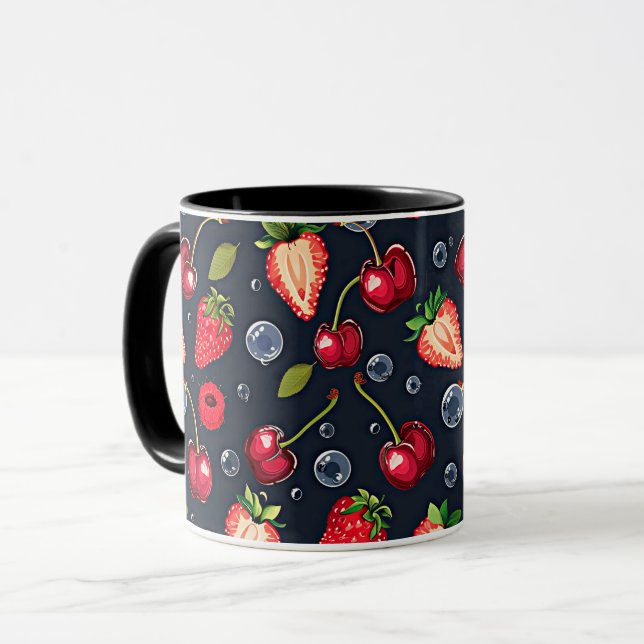 Caneca Morangos e cerejas em um fundo escuro   (Frente Esquerda)