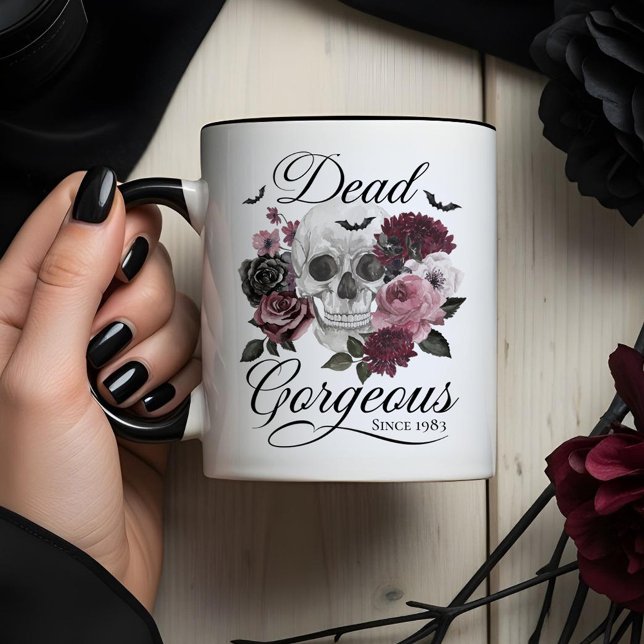 Caneca Morto Belo Gótico Caveira Floral Personalizado Ano (Dead Gorgeous Goth Skull Floral Custom Birth Year Mug)