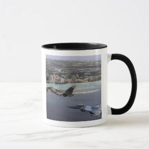 Caneca Mosca de combate dos Falcons três F-16 na formaç