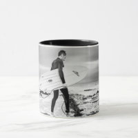 Mug com imagem de surfista