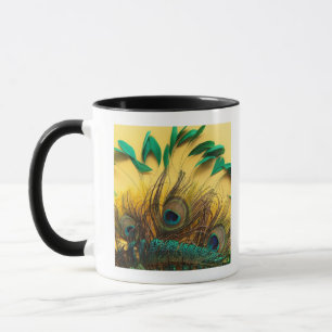 Caneca Muitos tipos diferentes das penas em um amarelo
