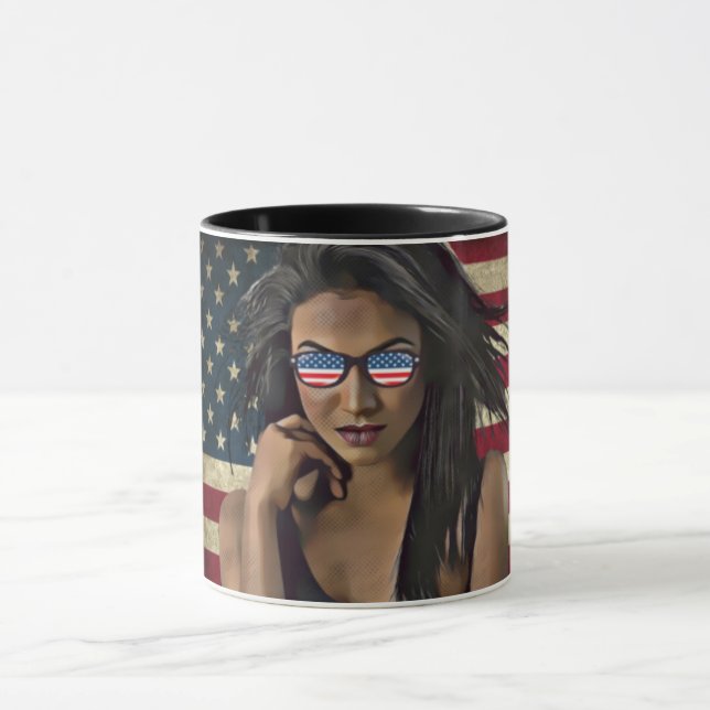 Caneca Mulher Americana Incomodando Bandeira Americana (Centro)