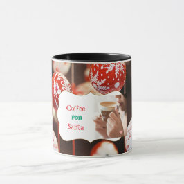Caneca Mulher bebendo café com bolas de Natal