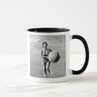 Mulher com uma bola de praia