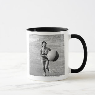 Caneca Mulher com uma bola de praia