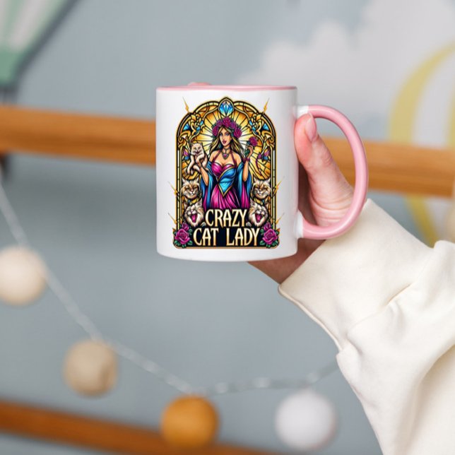 Caneca Mulher Elegante Segurando Gatinho Com Gatos Ao Red (Criador carregado)