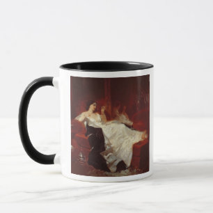 Caneca Mulher em um sofá vermelho