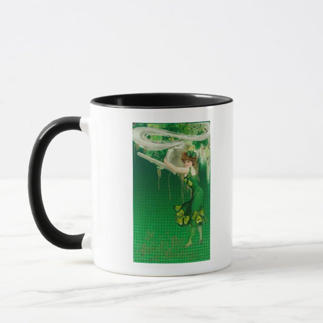 Caneca Mulher em verde segurando uma cena de Pipe (Esquerda)