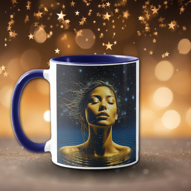 Caneca Mulher espiritual na água sob as estrelas (Criador carregado)
