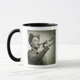 Caneca Mulher no uniforme do soldado