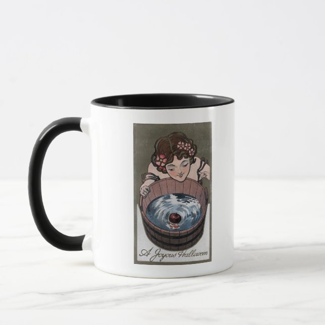 Caneca Mulher olhando para o barril de madeira (Esquerda)