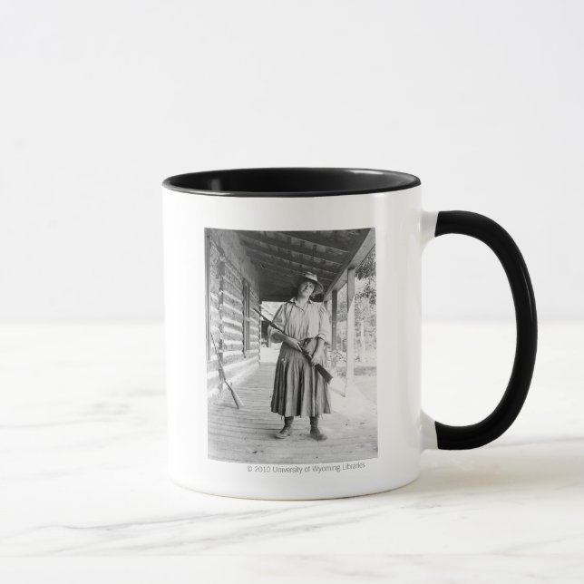 Caneca Mulher que guardara um rifle em um patamar (Direita)