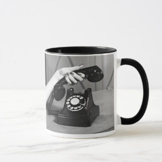 Caneca Mulher que pegara o telefone próximo acima da mão