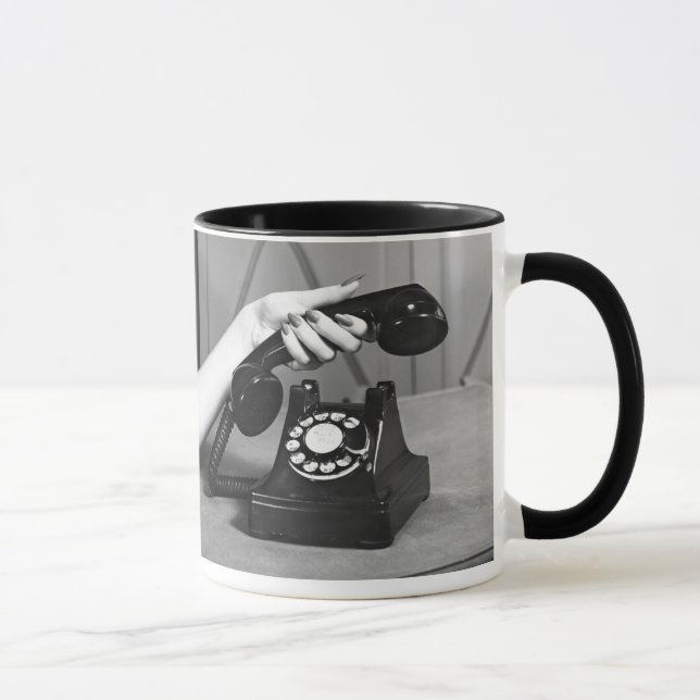 Caneca Mulher que pegara o telefone próximo acima da mão (Direita)