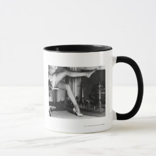 Caneca Mulher que senta-se pela lareira B&W