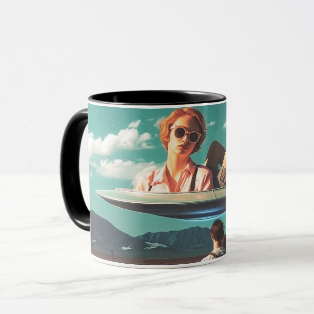 Caneca Mulher Relaxando em OVNI no Deserto (Frente Esquerda)