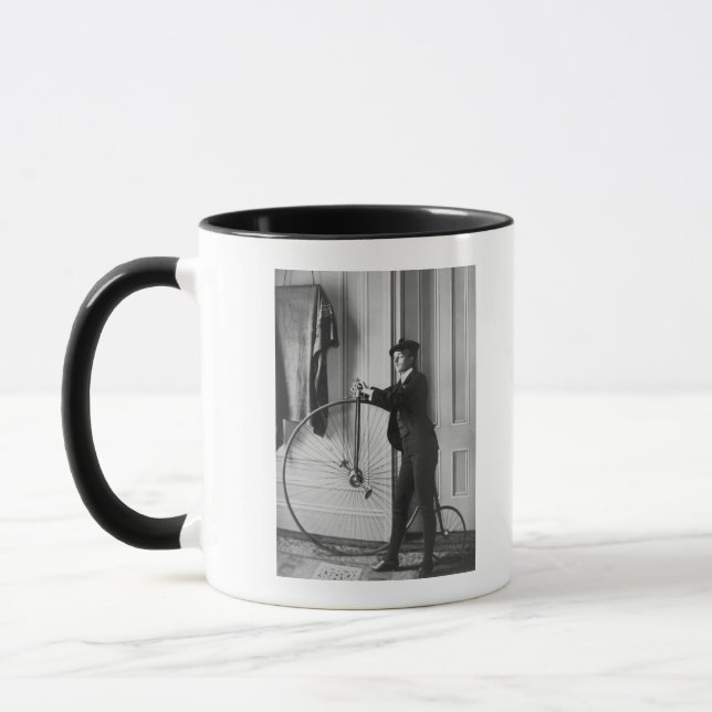 Caneca Mulher Vestida como Homem com Bicicleta (Esquerda)