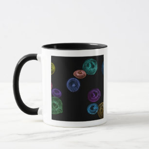 Caneca Multi medusas coloridas no fundo preto