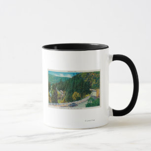 Caneca Na estrada às árvores grandes de Santa Cruz