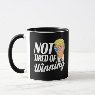 Caneca Não Cansado de ganhar o dia de posse de Trump Maga