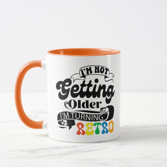 Caneca Não Estou Envelhecendo, Estou Ficando Retro (Esquerda)