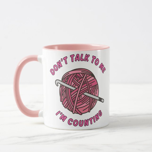 Caneca Não fale comigo Estou contando crochê engraçado  (Esquerda)