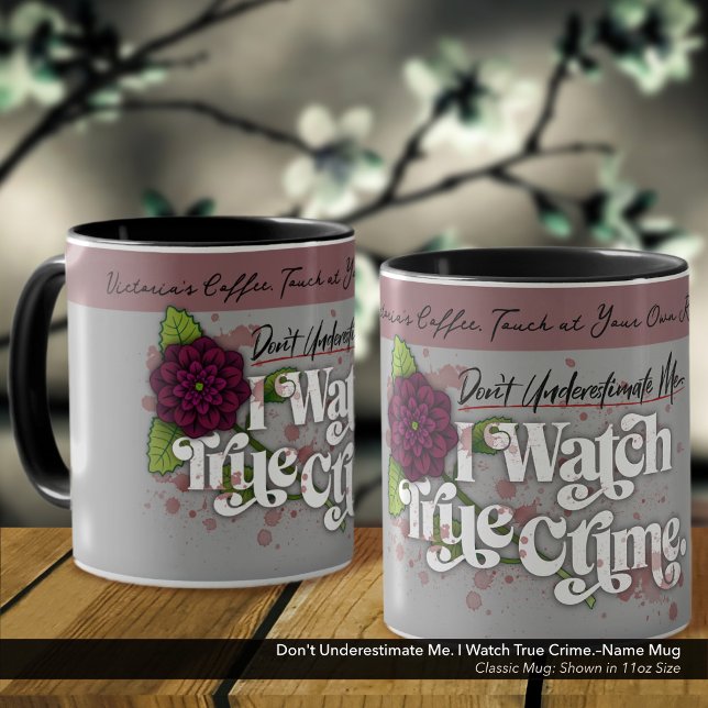 Caneca Não me subestime. Eu assisto True Crime.–Nome (Don't Underestimate Me. I Watch True Crime.–Mug Personalized with Your Name.)