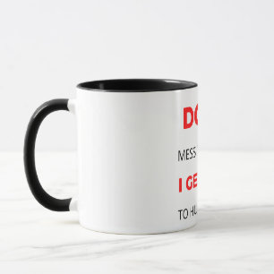 Caneca Não se meta comigo que sou pago para machucar o Pe