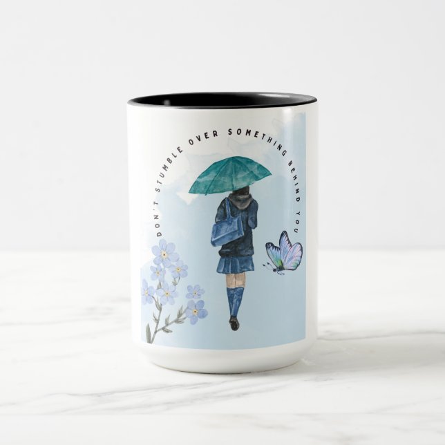 Caneca Não tropece em algo atrás de você (Centro)