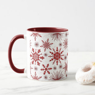 Caneca Natal com padrão de floco de neve vermelho e branc