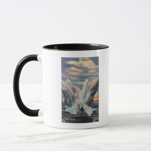 Caneca Navio da Patrulha Naval libera taxa de profundidad (Esquerda)