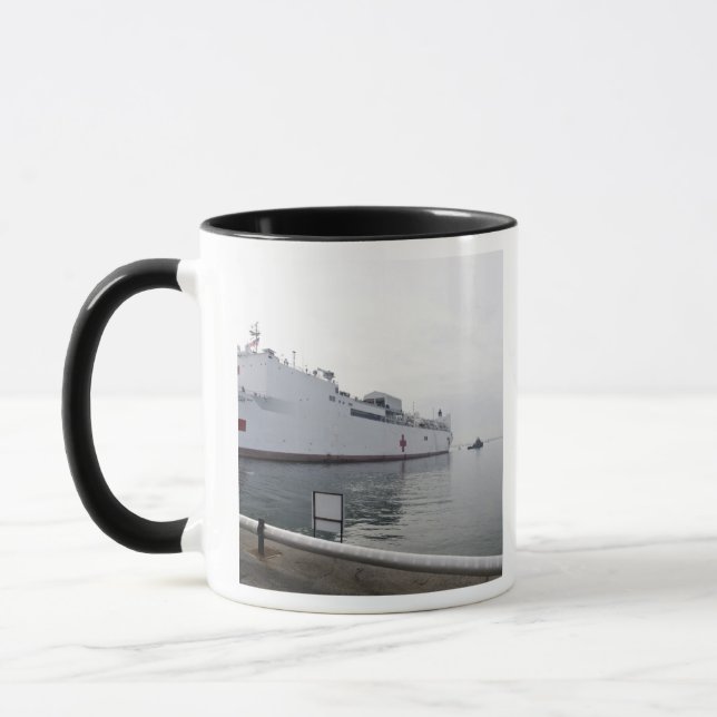 Caneca Navio hospitalar do Comando Militar Sealift (Esquerda)