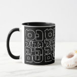 Caneca Nes Gadol Haya Sham - Hebraico Dreidel Chanukah<br><div class="desc">Quatro palavras para as quatro letras que você encontra em um sonho: freira (nes),  gimel (gadol),  hey (haya),  shin (sham),  que significa,  "Um milagre excelente aconteceu lá". 
Design simples e impressionante para todos que amam a tipografia hebraica. Excelente para um presente Chanukah/Hanukkah.</div>