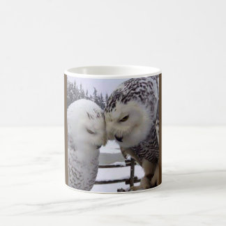 Caneca nevado dos pássaros do amor das corujas