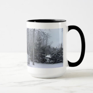 Caneca neve e árvores