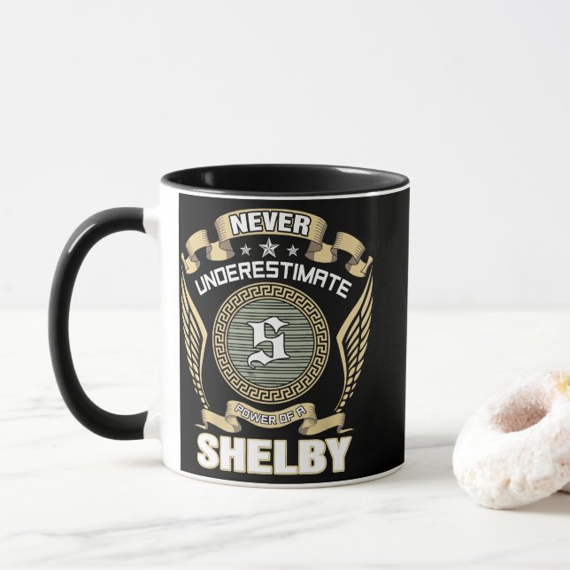 CANECA NEVER_UNDERESTIMATE_POWER_OF_A_SHELBY (Com Donut)