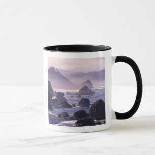 Caneca Névoa matinal ao longo da costa do Oregon perto de