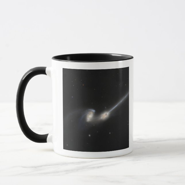 Caneca NGC 4676, também conhecida como Galáxias de Ratos (Esquerda)