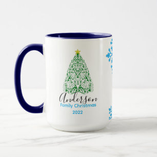 Caneca Nome da família árvore de natal moderna e neve bri