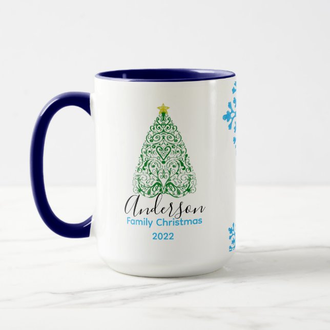 Caneca Nome da família árvore de natal moderna e neve bri (Esquerda)
