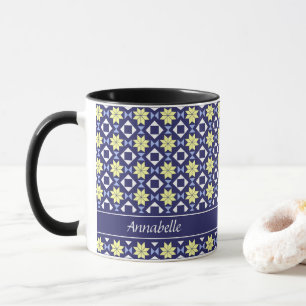 Caneca Nome do padrão de azulejo floral amarelo azul do M