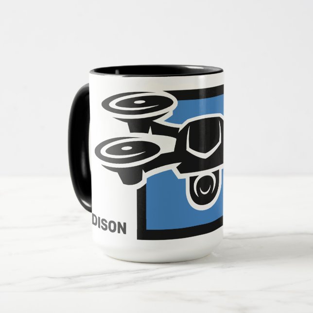 Caneca Nome Personalizado e Drone de Texto (Frente Esquerda)