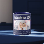 Caneca Nomes de fotografias de melhores amigos marinho az<br><div class="desc">Um fundo azul marinho colorido. A cor azul é irregular. Personalize e adicione a sua própria fotografia, selecione o(s) seu(s) melhor(s) amigo(s) e o local do evento. O texto: Amigos pela Vida é escrito com um roteiro de estilo moderno. Perfeito como presente para você ou como presente de aniversário ou...</div>