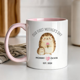 Caneca Nosso Primeiro Dia das Mães, Mamãeouriço e Pequeno